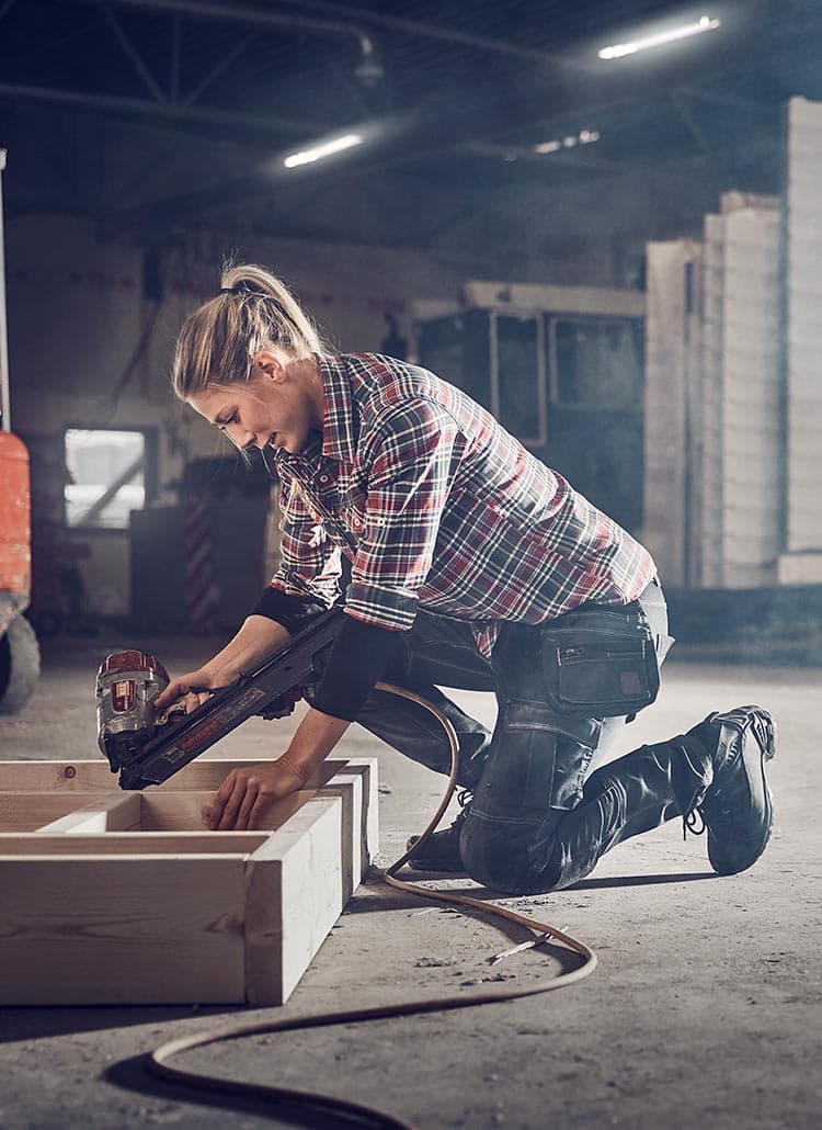 Woman_Craftsman1_7990_750x1030